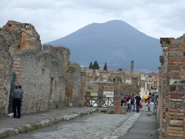 VIII.2 Pompeii. December 2007. Via delle Scuole looking north towards Forum.  VIII.3.25.