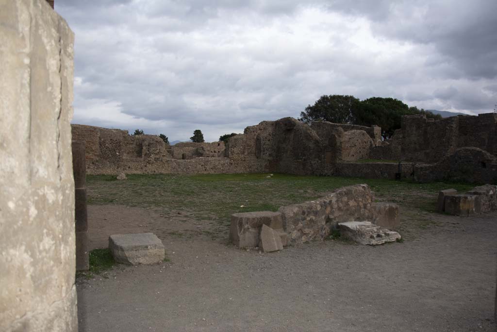 VIII.3.33, on left, Pompeii. October 2017. 
Looking south-east from Forum towards entrance doorway and front façade, with VIII.3.32, on right.
Foto Annette Haug, ERC Grant 681269 DÉCOR.
