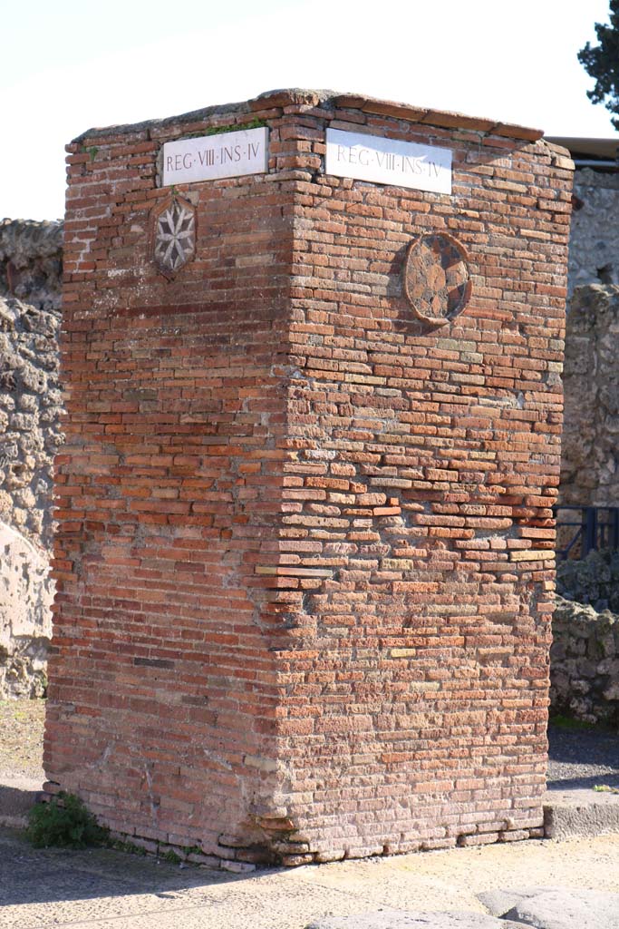 VIII.4.1 Pompeii. December 2018. 
Corner pilaster between Via dell’Abbondanza, on left, and Via dei Teatri, on right.
Photo courtesy of Aude Durand.
