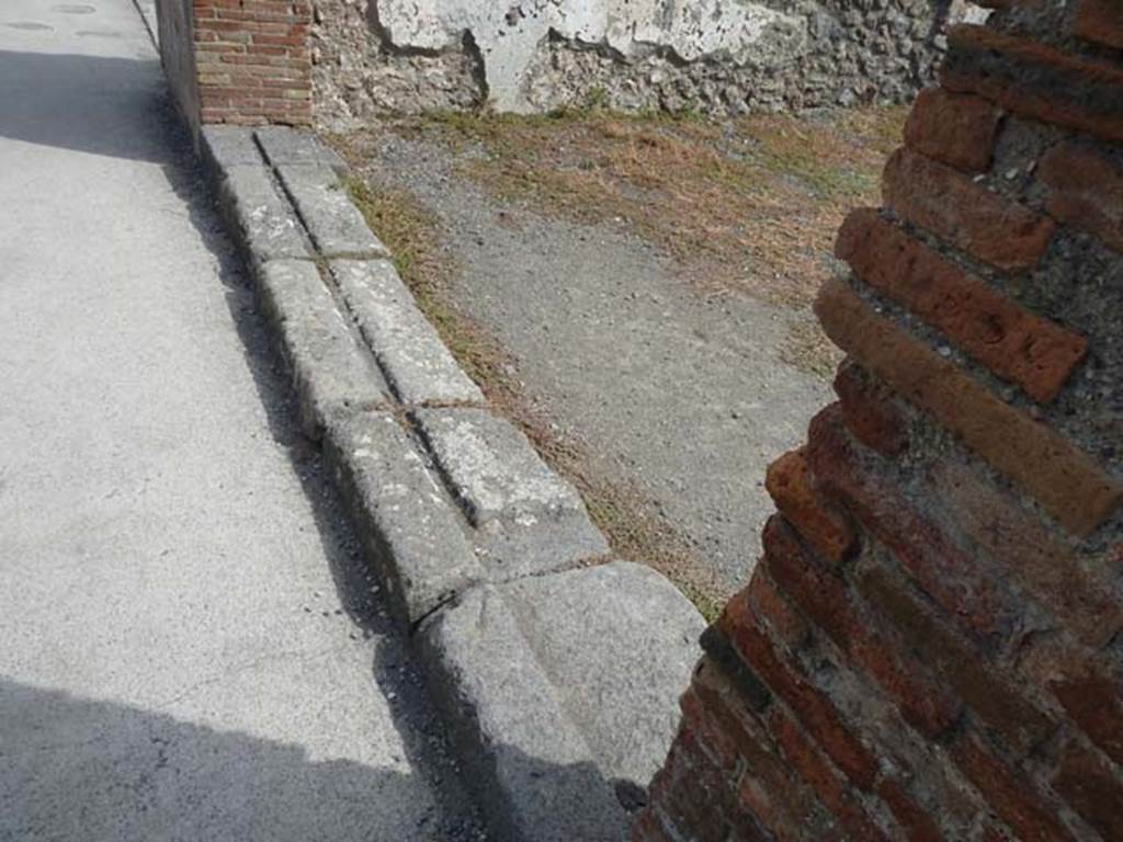 VIII.4.1 Pompeii. September 2015. Entrance doorway threshold.