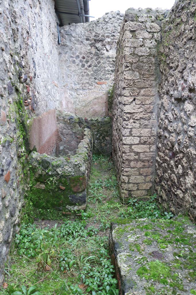 VIII.4.1 Pompeii. December 2018. 
Detail of vat with plastered walls. Photo courtesy of Aude Durand.
