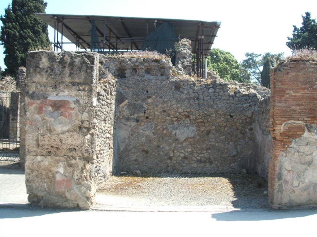 VIII.4.2 Pompeii. May 2005. Looking south at entrance on Via dell’Abbondanza. In June 1855, found on the pilaster, on the left, between VIII.4.3 and 2, painted in large letters was the following graffiti:

SITTIVM  CONIVNCTVM
II vir(um)  i(ure)  d(icundo)  o(ro)  v(os)  f(aciatis)
Heracla  rogat    [CIL IV 726] 

See Pappalardo, U., 2001. La Descrizione di Pompei per Giuseppe Fiorelli (1875). Napoli: Massa Editore. (p.126)
See Pagano, M. and Prisciandaro, R., 2006. Studio sulle provenienze degli oggetti rinvenuti negli scavi borbonici del regno di Napoli.  Naples : Nicola Longobardi. (p.172), and
See Della Corte, M., 1965.  Case ed Abitanti di Pompei. Napoli: Fausto Fiorentino. (p.232)
