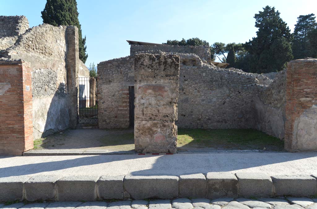 VIII.4.3 Pompeii, on left, with VIII.4.2, on right. October 2017. Looking south to entrance doorways.
Foto Taylor Lauritsen, ERC Grant 681269 DÉCOR.

