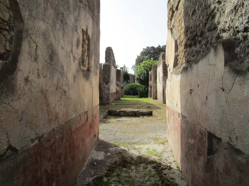 VIII.4.4 Pompeii. April 2019. Looking south through fauces/entrance corridor, across atrium, through tablinum, to peristyle.
Photo courtesy of Rick Bauer.
