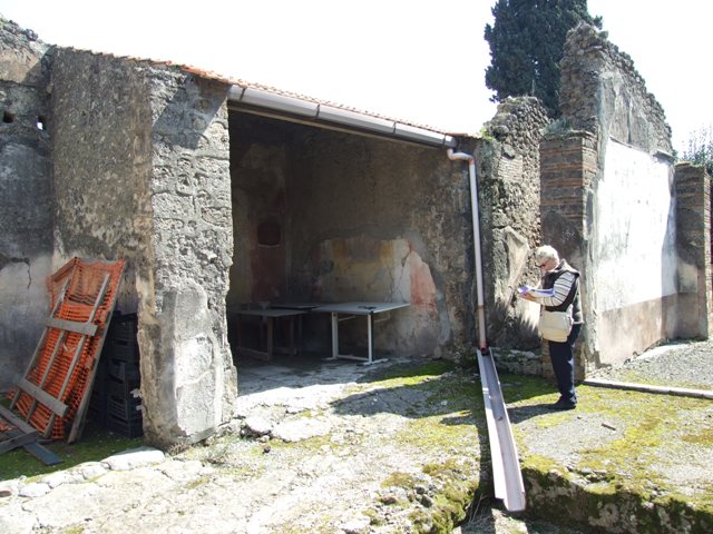 VIII.4.4 Pompeii.  March 2009.  Room 4. Ala on east side.