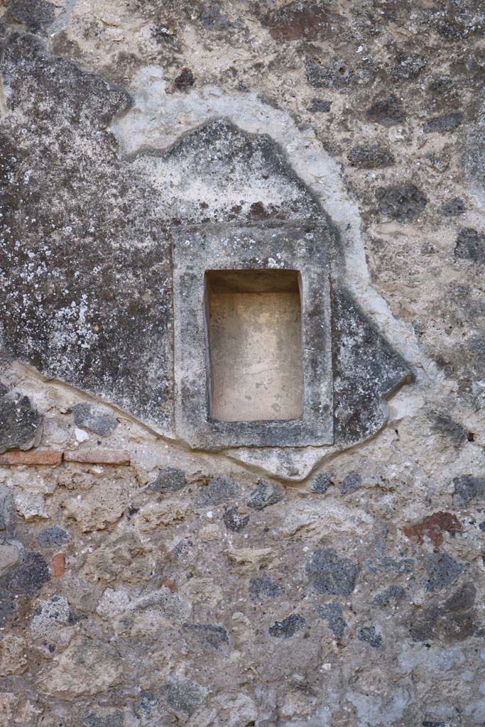 VIII.4.5, Pompeii. December 2018. South wall with niche. Photo courtesy of Aude Durand.