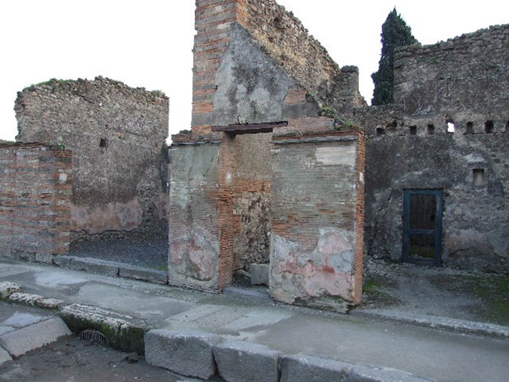 VIII.4.6 Pompeii. December 2006. Entrance on Via dell’Abbondanza in centre of picture.