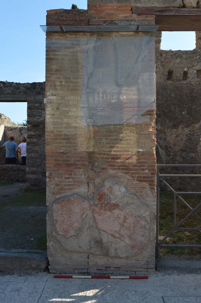 VIII.4.6 Pompeii, on right. October 2017. 
Pilaster between two doorway entrances, with graffiti, see also VIII.4.7.
Foto Taylor Lauritsen, ERC Grant 681269 DÉCOR.

