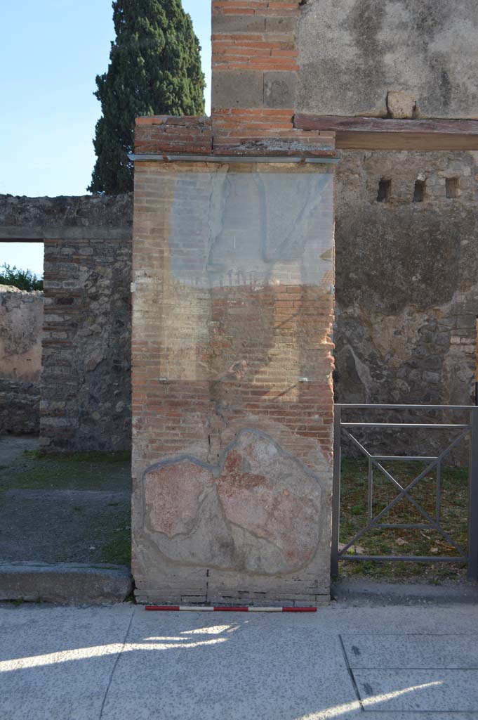VIII.4.7 Pompeii, on left, with VII.4.6, on right. October 2017. 
Pilaster between two doorway entrances, with graffiti, see also VIII.4.6.
Foto Taylor Lauritsen, ERC Grant 681269 DÉCOR.
