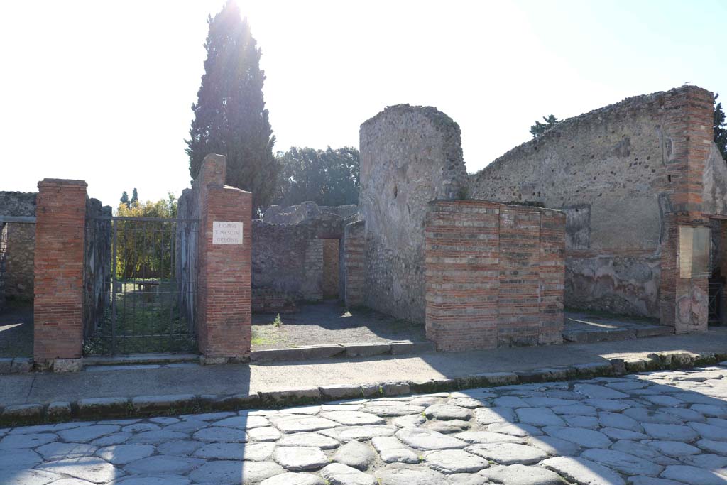 VIII.4.9 Pompeii, on left, VIII.4.8, in centre, and VIII.4.7, on right. December 2018. 
Looking south to entrances on Via dell’Abbondanza.  Photo courtesy of Aude Durand.

