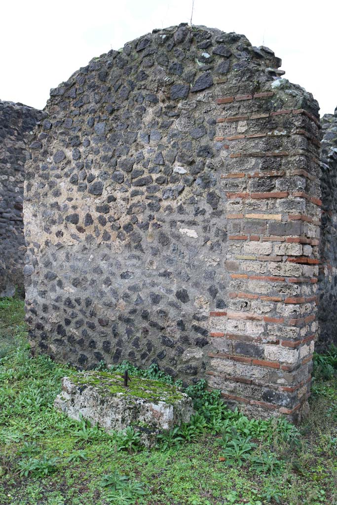 VIII.4.12, Pompeii. December 2018. Wall on south side of peristyle. Photo courtesy of Aude Durand.