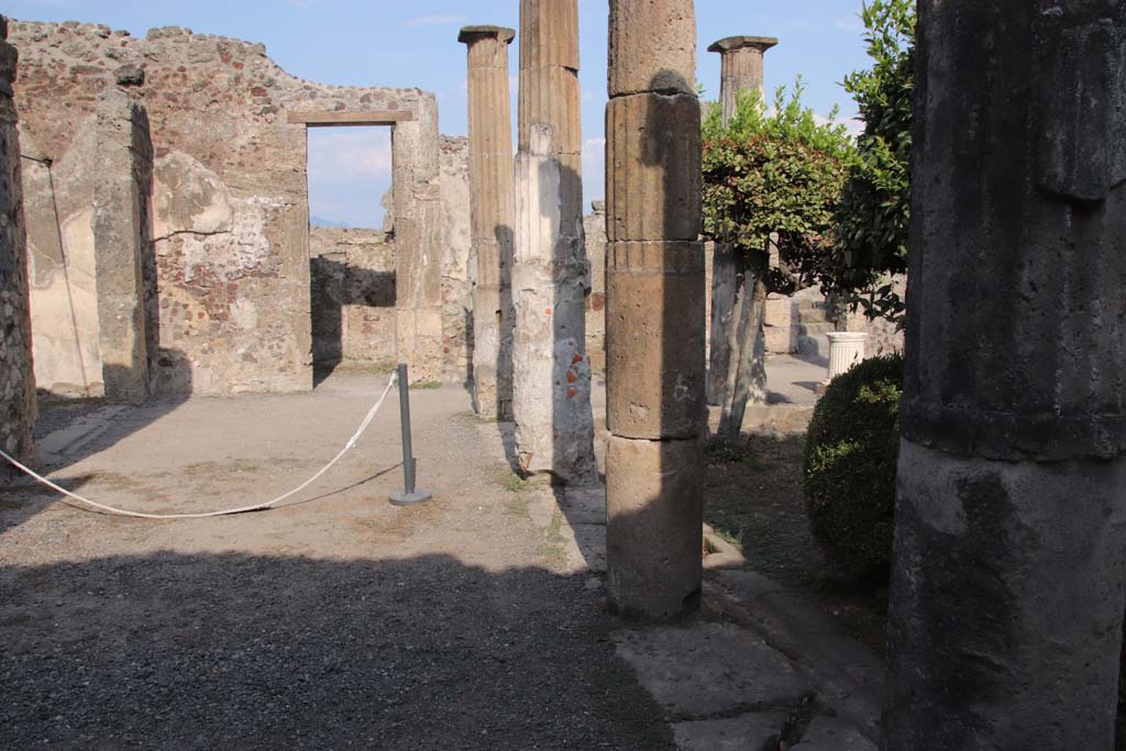 VIII.4.15 Pompeii. September 2021. Looking east across north portico, from near room 18. Photo courtesy of Klaus Heese.