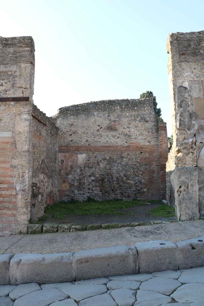 VIII.4.25 Pompeii. December 2018. 
Looking west to entrance doorway. Photo courtesy of Aude Durand.
