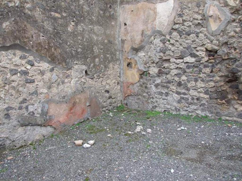 VIII.4.25 Pompeii. December 2007. South-west corner of shop with remains of decorated walls. The zoccolo/was red and the middle zone was yellow.
