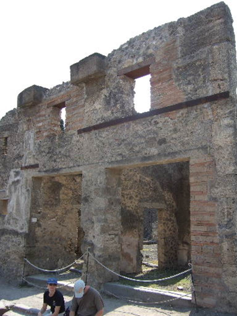 VIII.4.27 and VIII.4.26 Pompeii. September 2005. Entrances.
