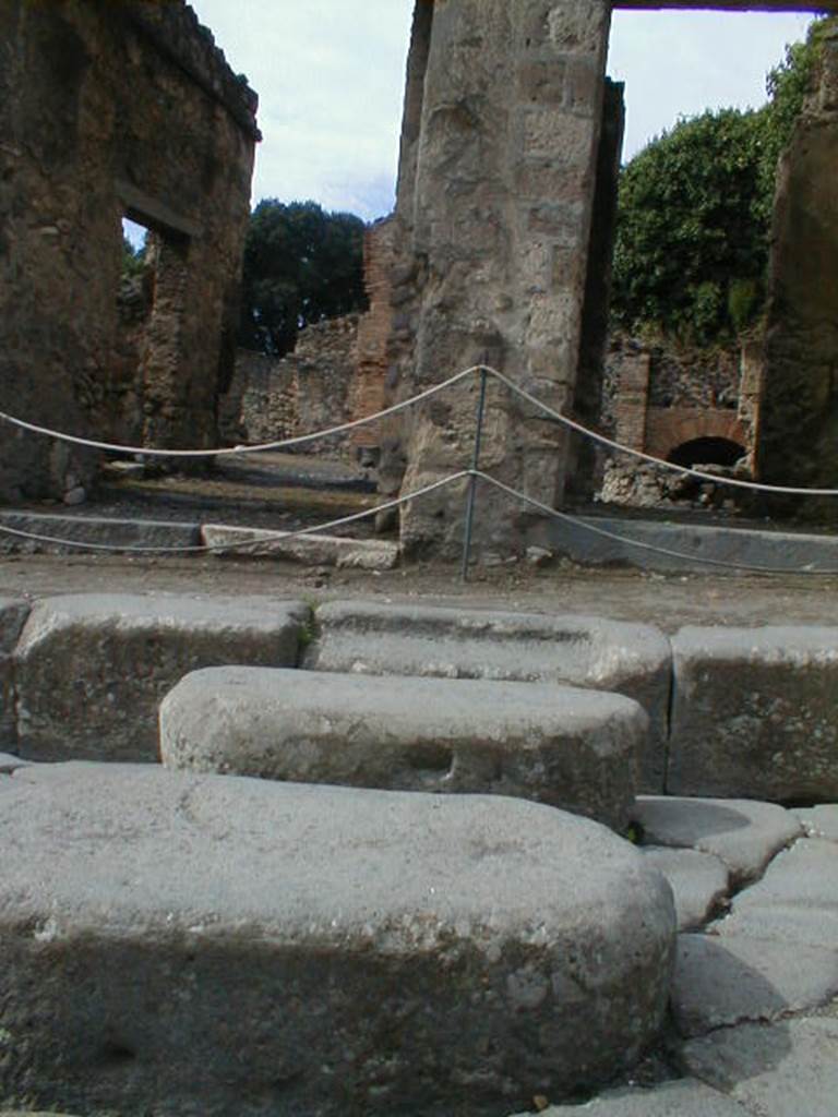 VIII.4.27 (a bakery) taken from I.4.3 
including stepping stones across Via Stabia 

