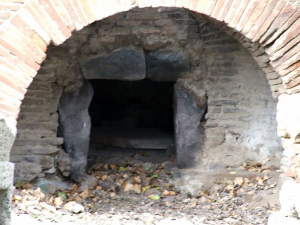 VIII.4.27 Pompeii. December 2006. Detail and close-up of oven.