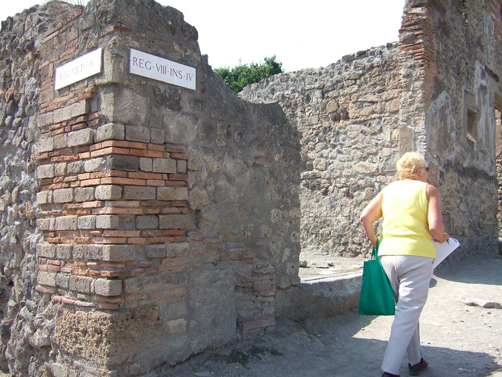 VIII.4.28 Pompeii. September 2005. Entrance on corner of Via Stabiana and Via del Tempio d’Iside.