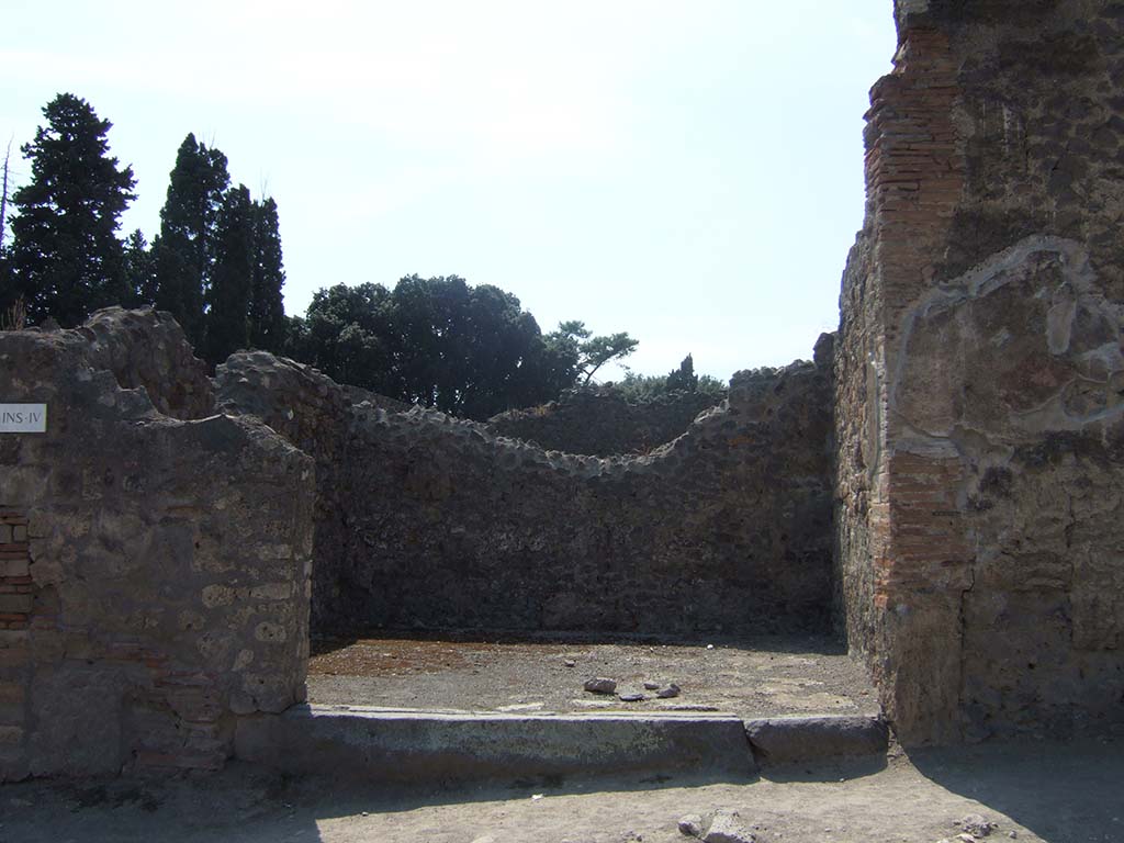 VIII.4.28 Pompeii. September 2005. Entrance, looking west.