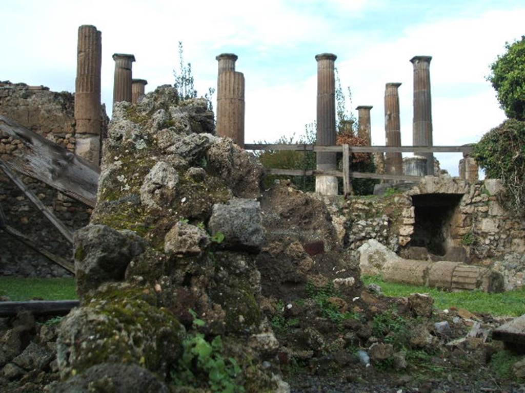 VIII.4.29 Pompeii. March 2009. Peristyle of VIII.4.15 from Via del Tempio d’Iside near VIII.4.29
