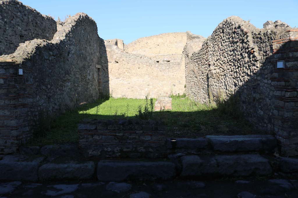 VIII.4.32 Pompeii, on left, and VIII.4.31, on right. December 2018. Looking north to entrance doorways. Photo courtesy of Aude Durand.