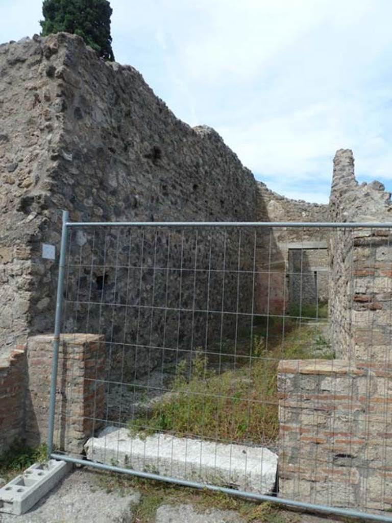 VIII.4.33 Pompeii. September 2015. Looking along west wall from entrance doorway.