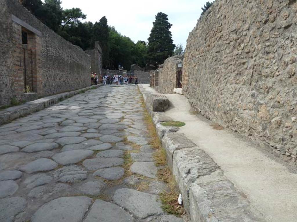 VIII.4.34 Pompeii, centre right, September 2015. Looking west along north side of Via del Tempio d’Iside.