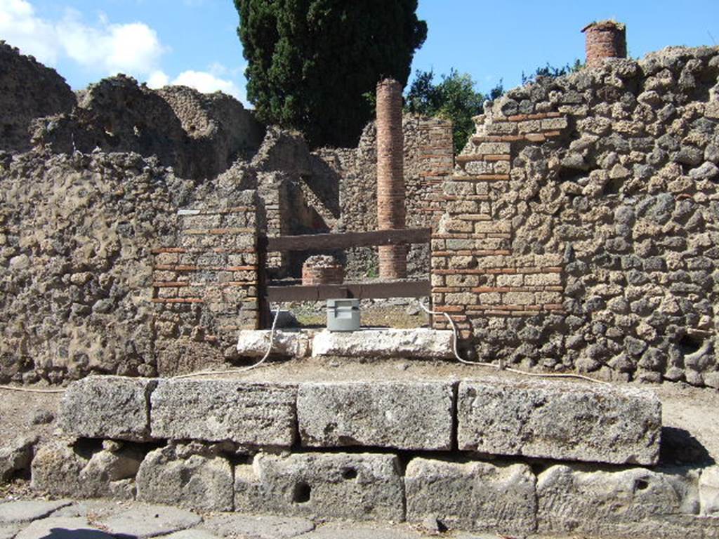 VIII.4.34 Pompeii.  September 2005.  Entrance above raised pavement.  