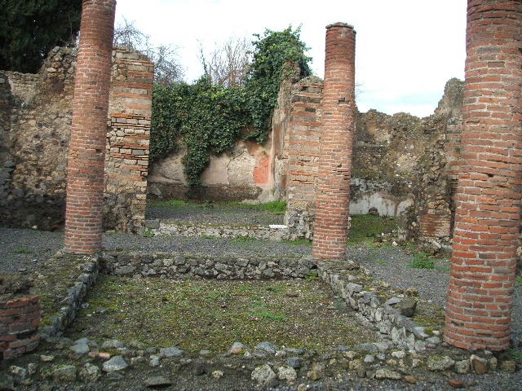 VIII.4.34 Pompeii.  December 2004.  Impluvium with four columns.  