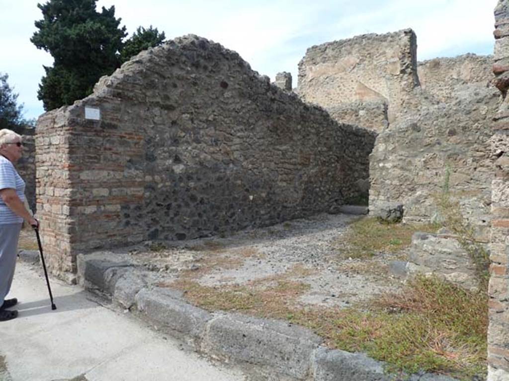 VIII.4.35 Pompeii, September 2015. West wall of shop-room.