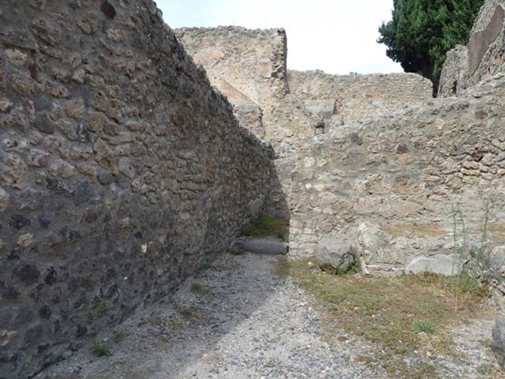VIII.4.35 Pompeii, September 2015. Doorway to rear room in north-west corner of shop-room.