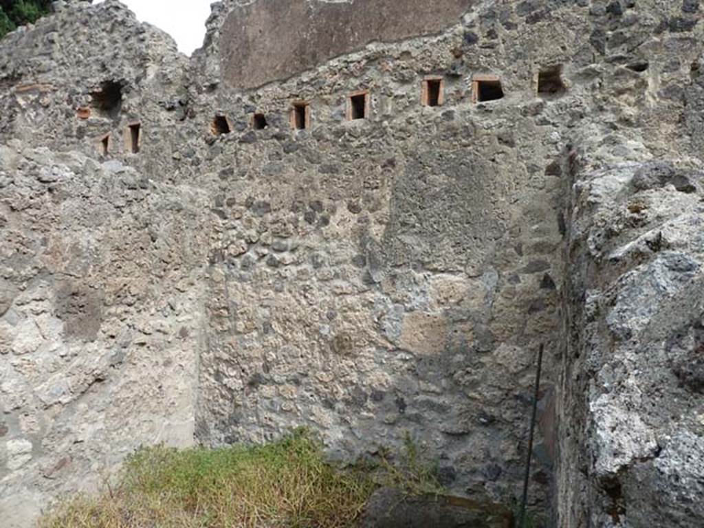 VIII.4.35 Pompeii, September 2015. East wall of rear room, with holes for support beams of an upper floor.