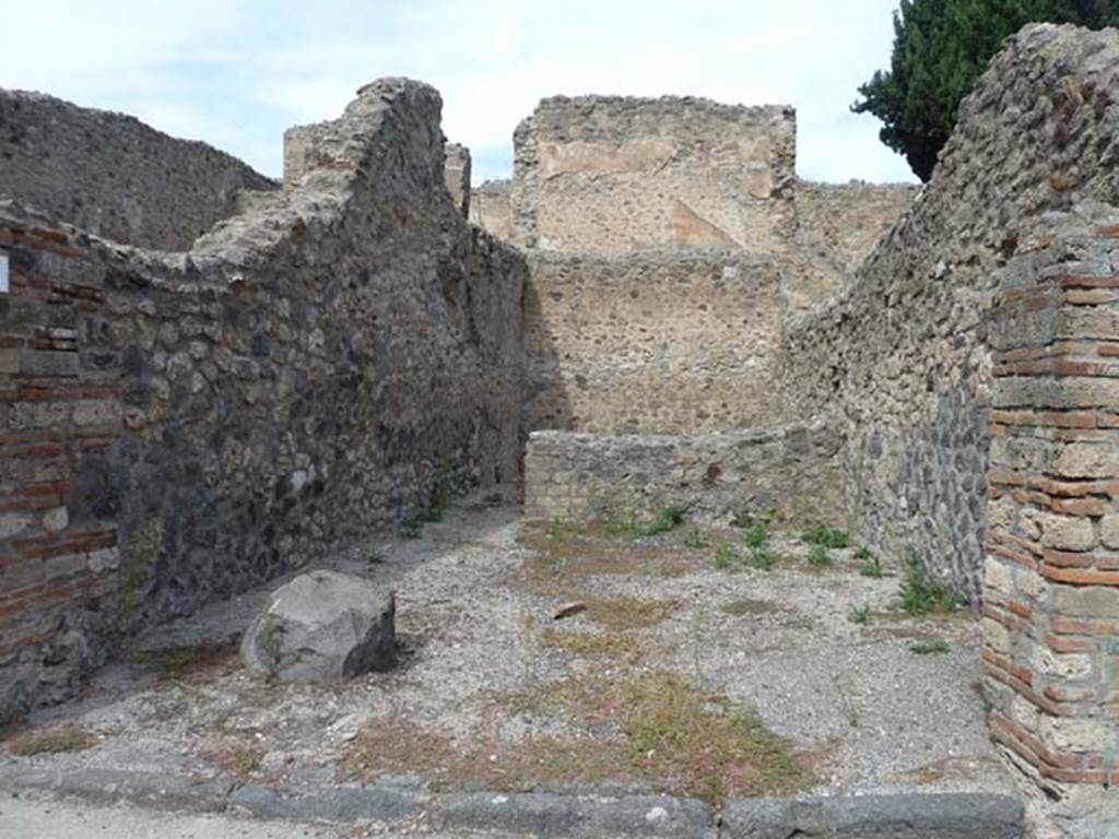 VIII.4.36 Pompeii, September 2015. Looking north across entrance doorway.