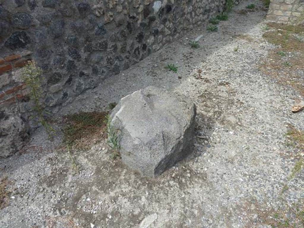 VIII.4.36 Pompeii, September 2015. Large tufa boulder, near left hand side of shop-room.