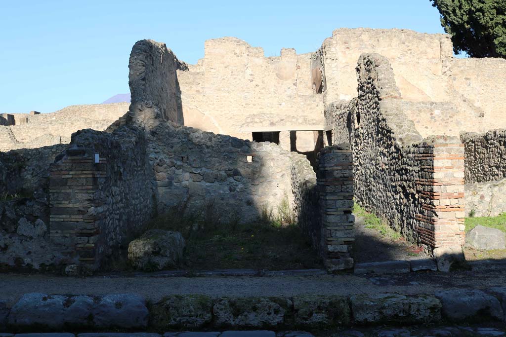 VIII.4.38 Pompeii, on left, and VIII.4.37, on right. December 2018. Looking north to entrances. Photo courtesy of Aude Durand.