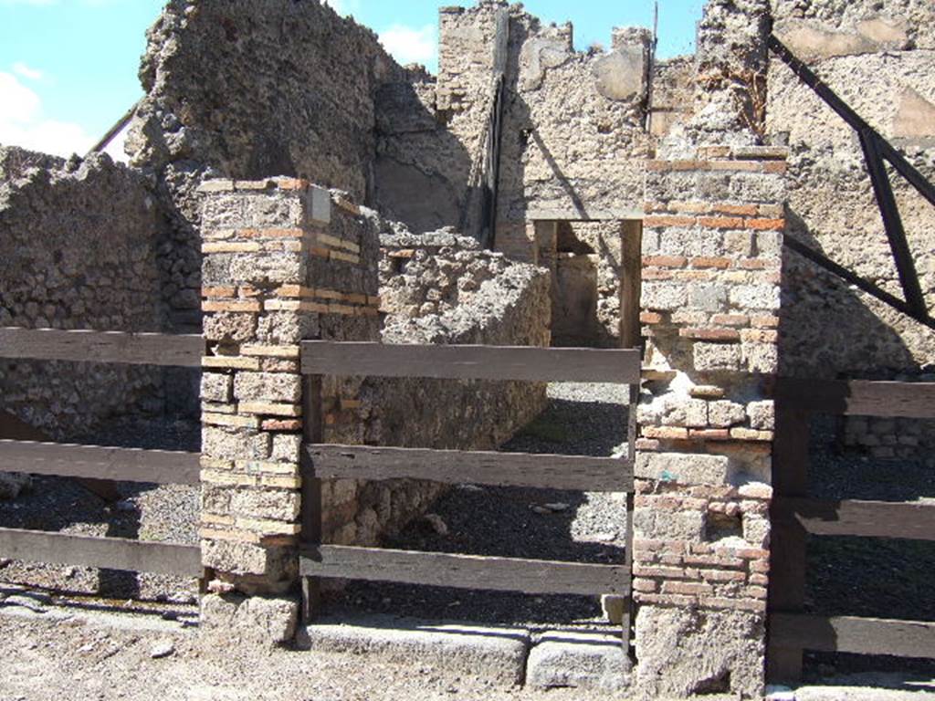 VIII.4.37 Pompeii.  House with workshop.  September 2005.  Entrance.