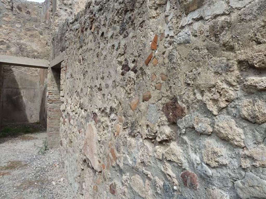 VIII.4.37 Pompeii. September 2015. East wall of courtyard. 