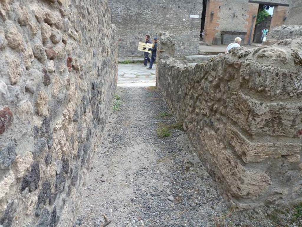 VIII.4.37 Pompeii. September 2015. Entrance corridor leading south to Via del Tempio d’Iside.

