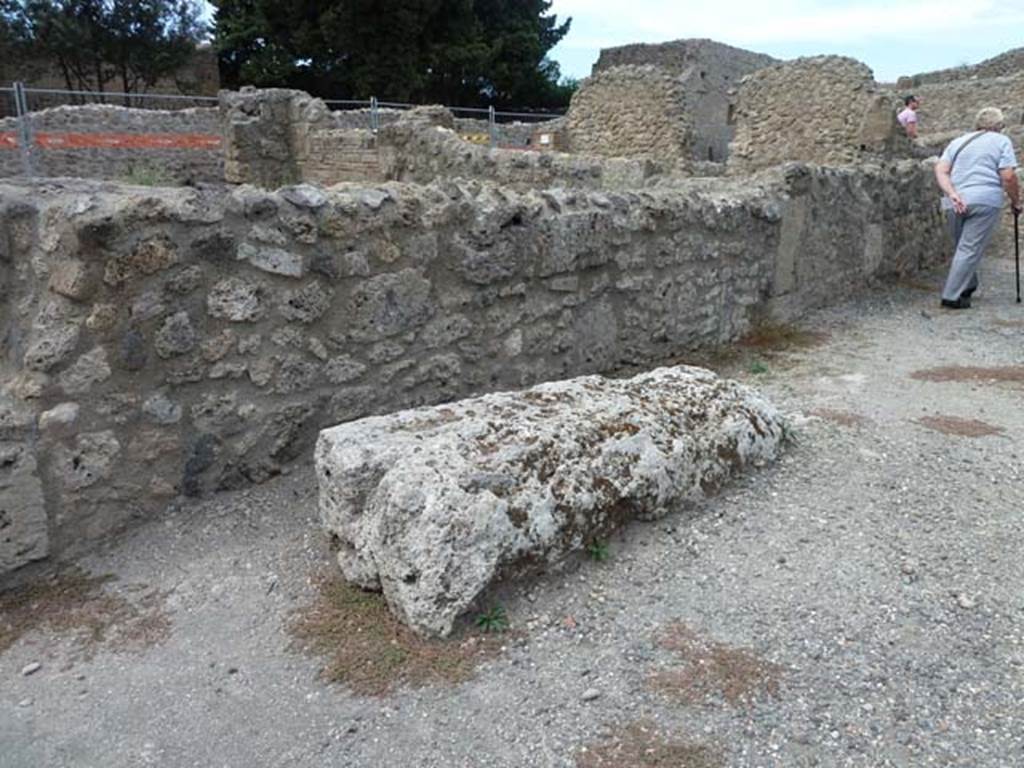 VIII.4.39 Pompeii. September 2015. West wall with remains of limestone podium or counter.

