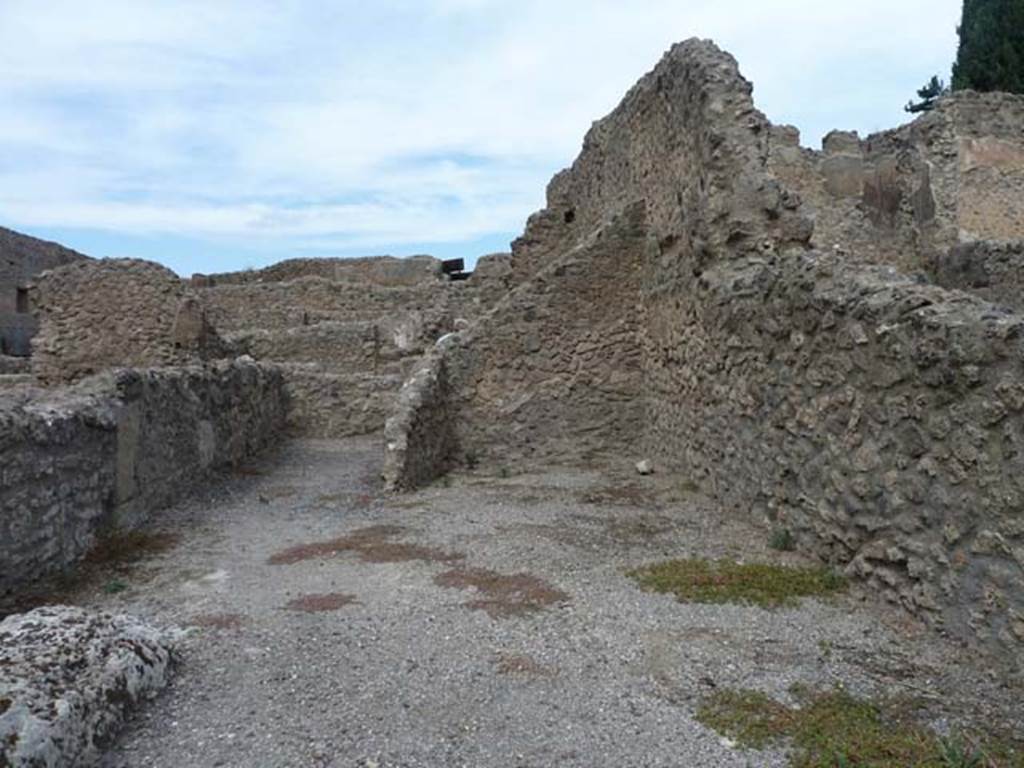 VIII.4.39 Pompeii. September 2015. Looking north to corridor to rear rooms, and rear room, on right.
