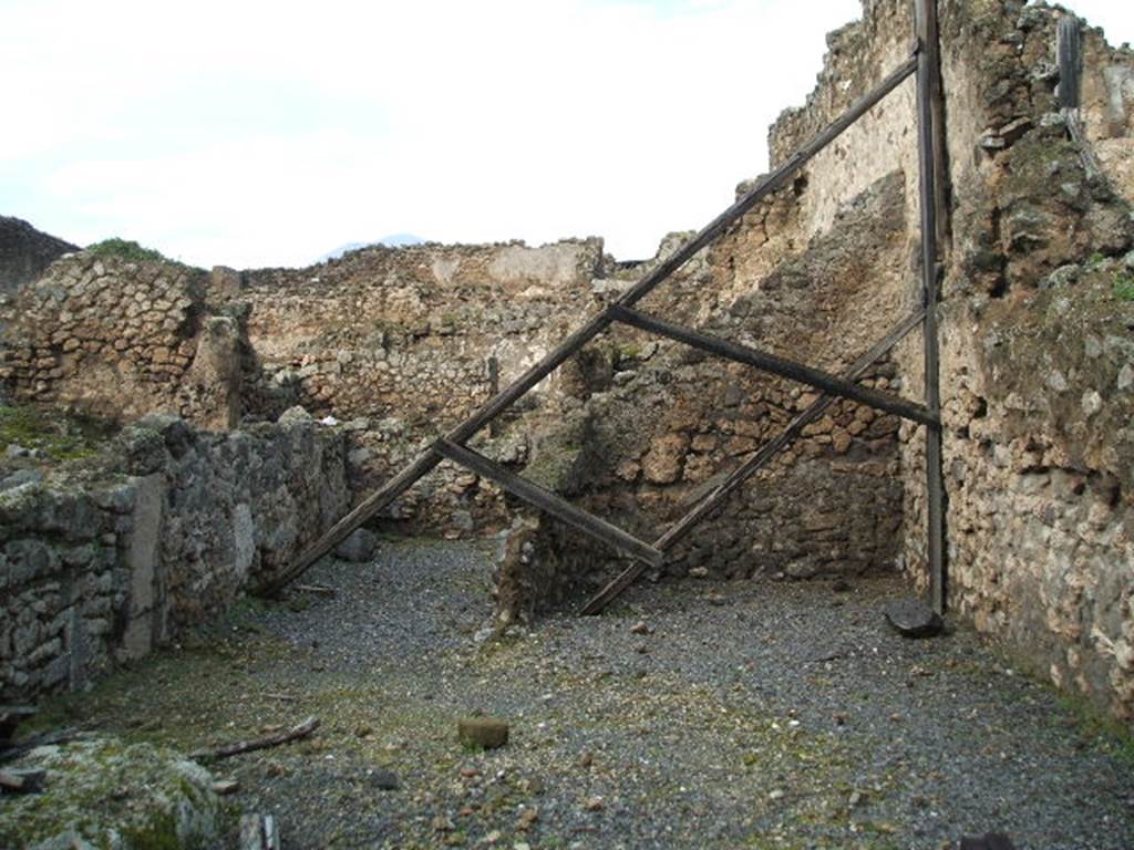 VIII.4.39 Pompeii.  Shop and dwelling rooms.  December 2004.  North wall with rooms at rear.