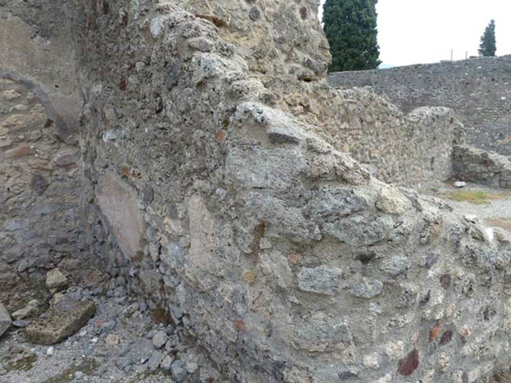 VIII.4.39 Pompeii. September 2015. South wall of rear room/small lightyard.