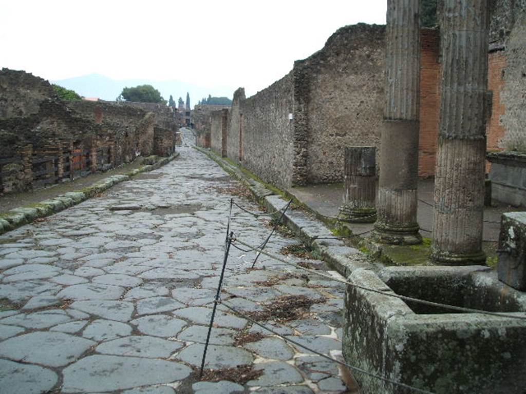 VIII.4.39 Pompeii. December 2005. Via del Tempio d’Iside from entrance to Triangular Forum at VIII.7