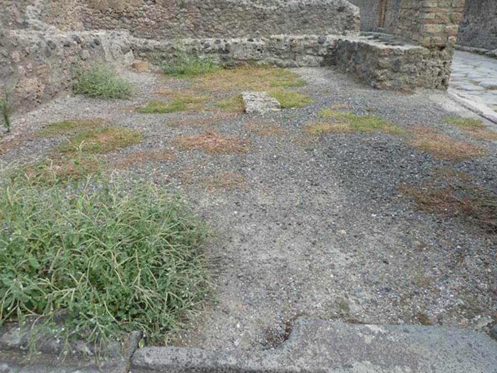 VIII.4.40 Pompeii. September 2015. Entrance doorway, looking east. On the right is the other entrance at VIII.4.40a on Via del Tempio d’Iside.

