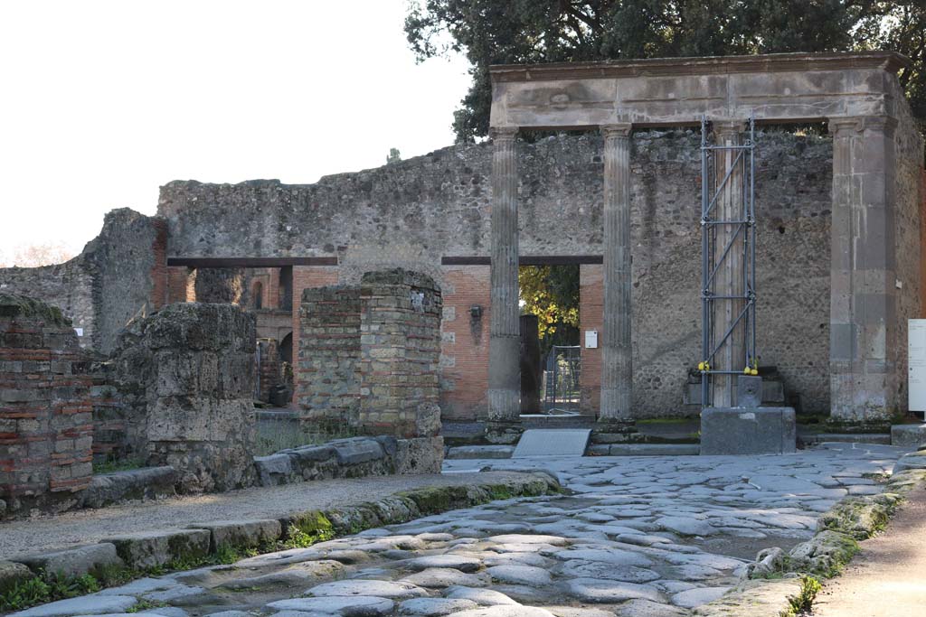 VIII.4.41 Pompeii and VIII.4.40, on left. December 2018. 
Looking south-east towards entrance doorways, on left, from Via dei Teatri across junction to Via del Tempio d’Iside.
Photo courtesy of Aude Durand.

