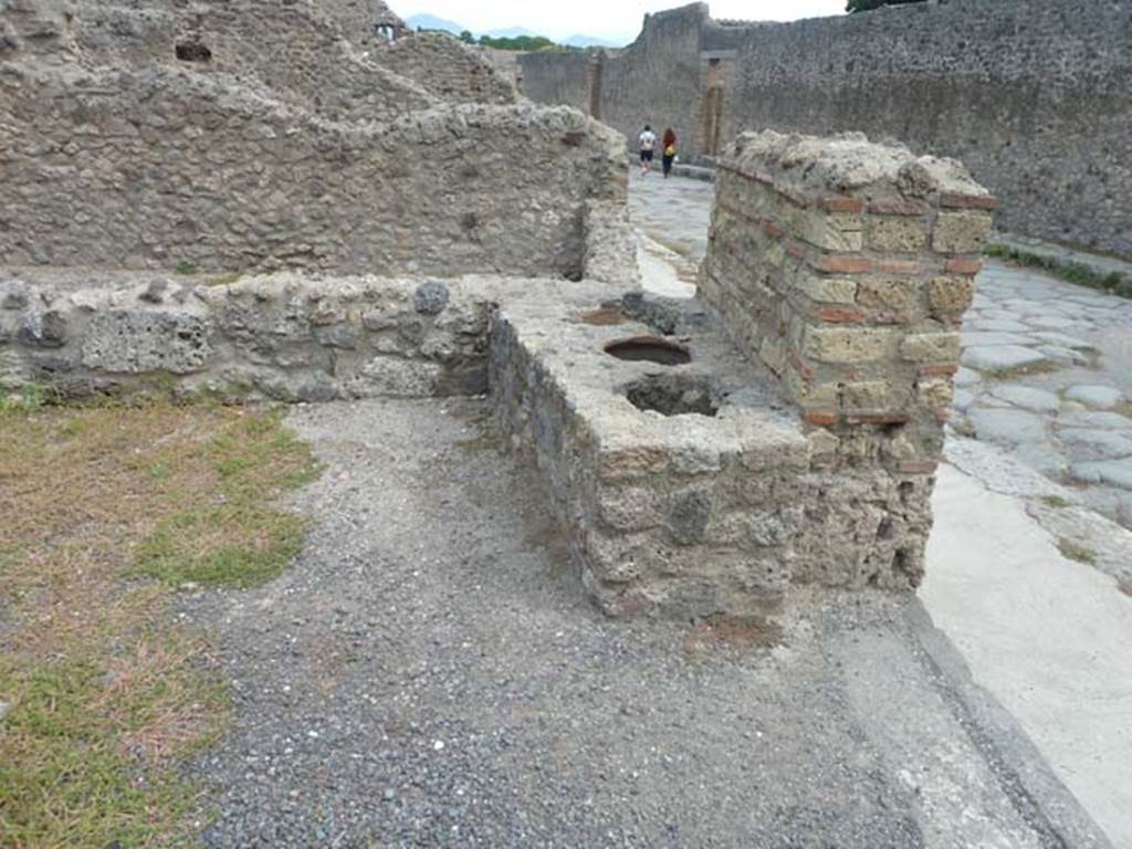VIII.4.40 Pompeii. September 2015. Looking south to terracotta pots buried in wall.