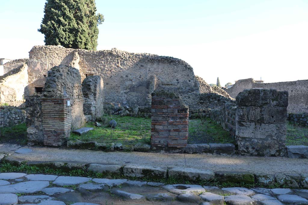 VIII.4.42 Pompeii, on left, and VIII.4.41, on right. December 2018. Looking east to entrance doorways. Photo courtesy of Aude Durand.


