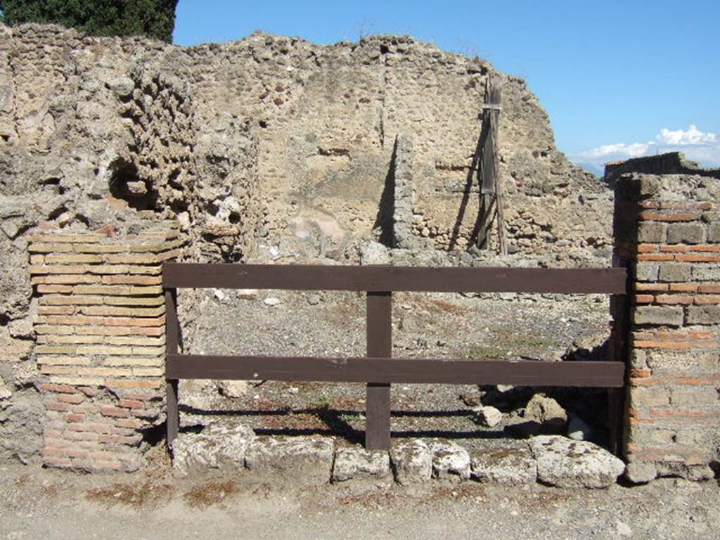 VIII.4.42 Pompeii.  Stable.   September 2005.  Entrance.