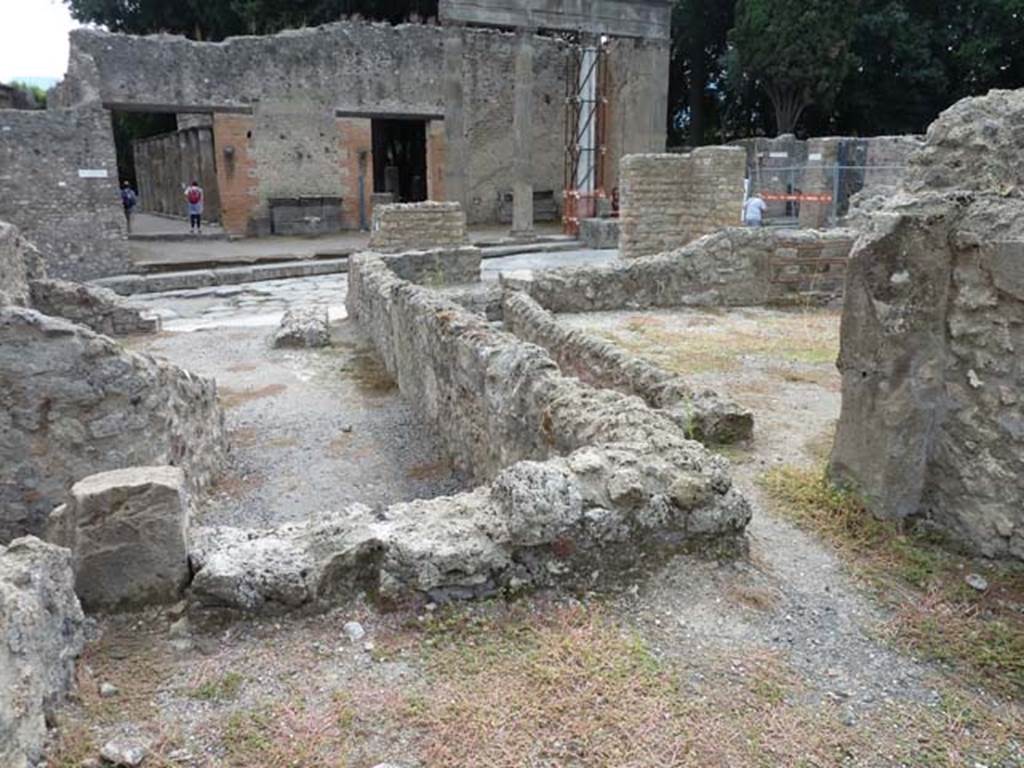 VIII.4.42 Pompeii. September 2015.  South wall of storeroom.