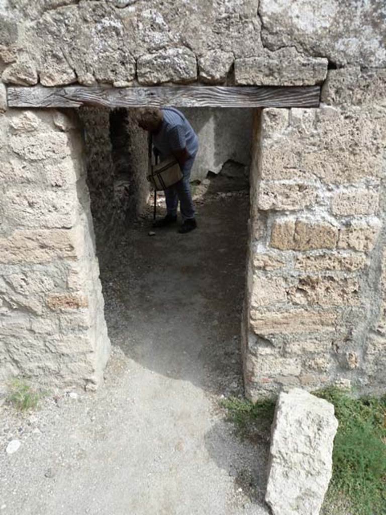 VIII.4.44 Pompeii. September 2015. Doorway in east wall of room at rear of triclinium.

